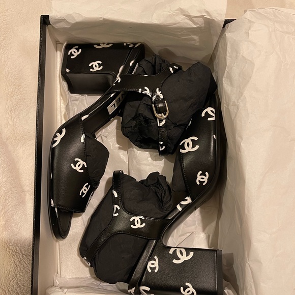 BRAND NEW Chanel 22s Crazy Logo Heels - black and white size 38 - Picture 4 of 10